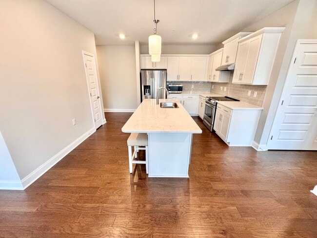 Building Photo - 2 Bed, 2 Bath Condo w/ Elevator Close to D...