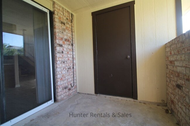 Building Photo - Comfortable Two-Story Townhouse