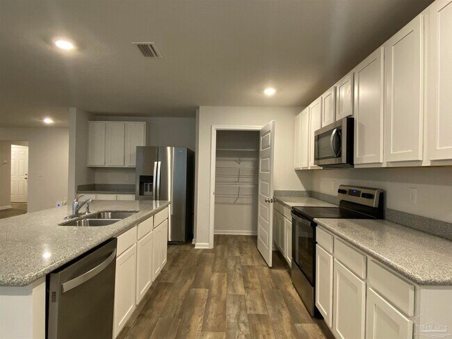 Building Photo - 5554 Guinevere Ln