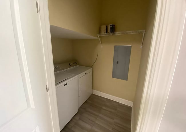 Building Photo - 3 Bedroom/2.5 Bath