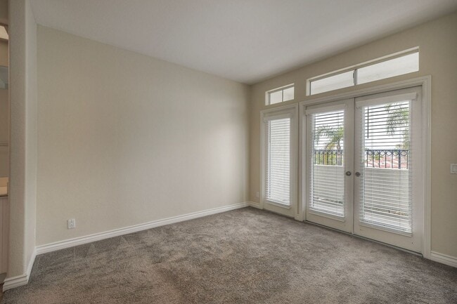 Building Photo - 2Bed/2Bath End Unit in Gated Community~ Ra...