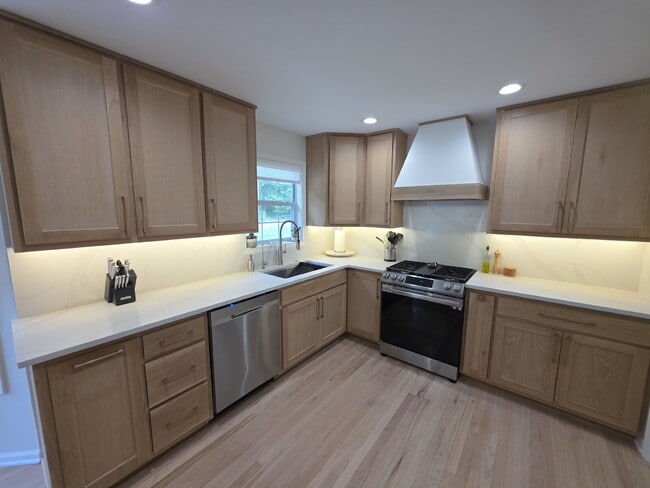 Building Photo - Stylish modern 2 story on a spacious 1 acre lot in Sharpsburg - avail Sept 1st.