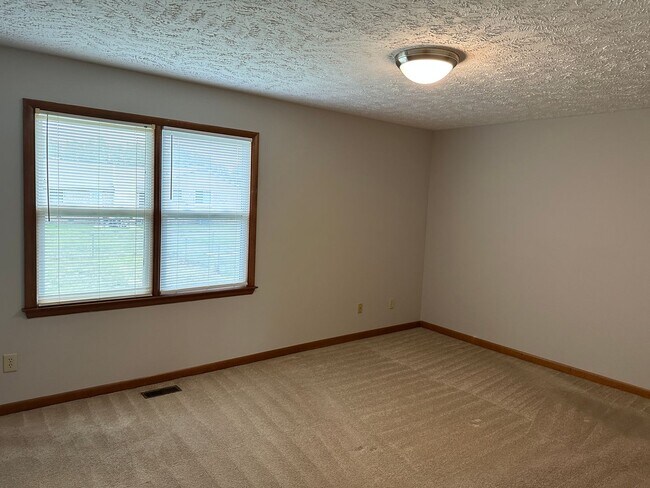 Building Photo - 8516 Amish Dr