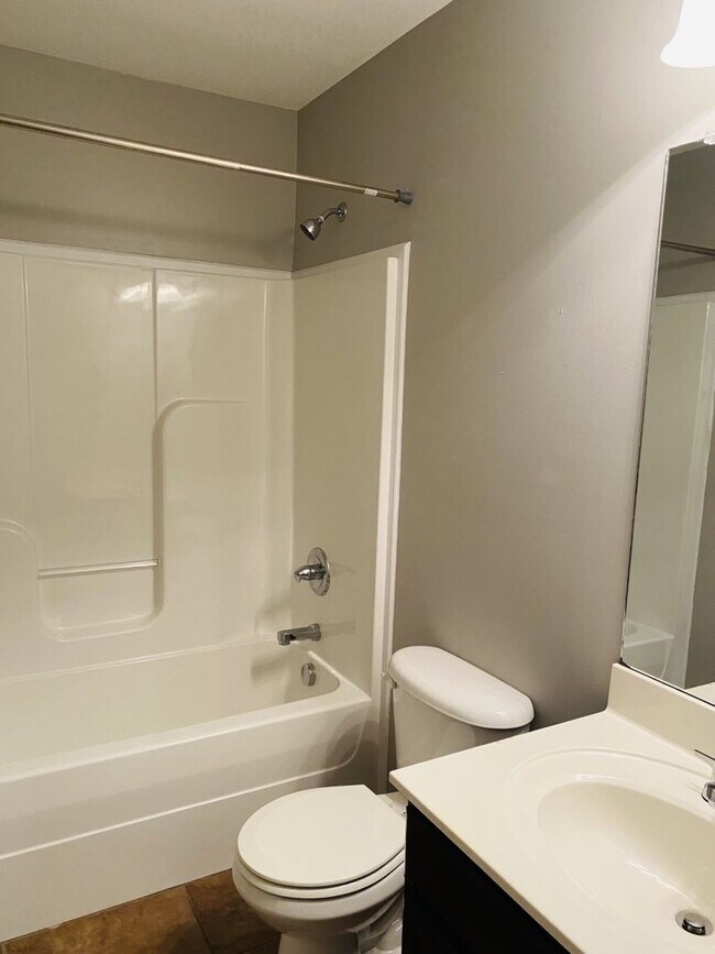 Building Photo - Beautiful Townhome