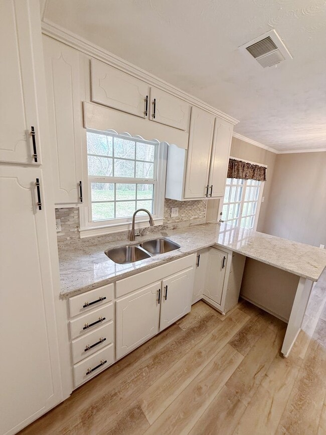 Building Photo - Cozy, Contemporary Living in a Quiet Community!