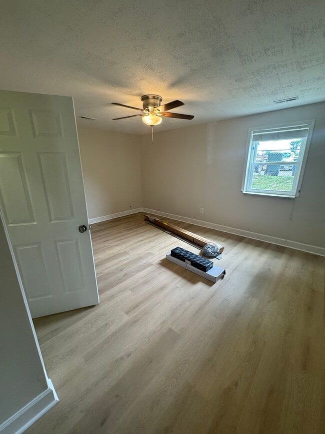 Building Photo - Maryville 37803 - 2 bedroom 1 bath - call ...