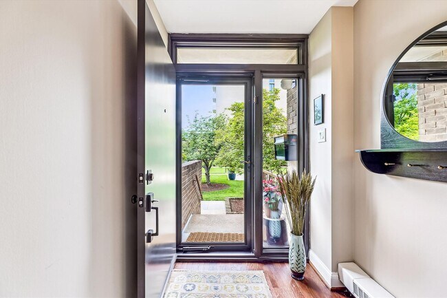 Building Photo - Chic Two-Level Condo in Prime SW Waterfront Location