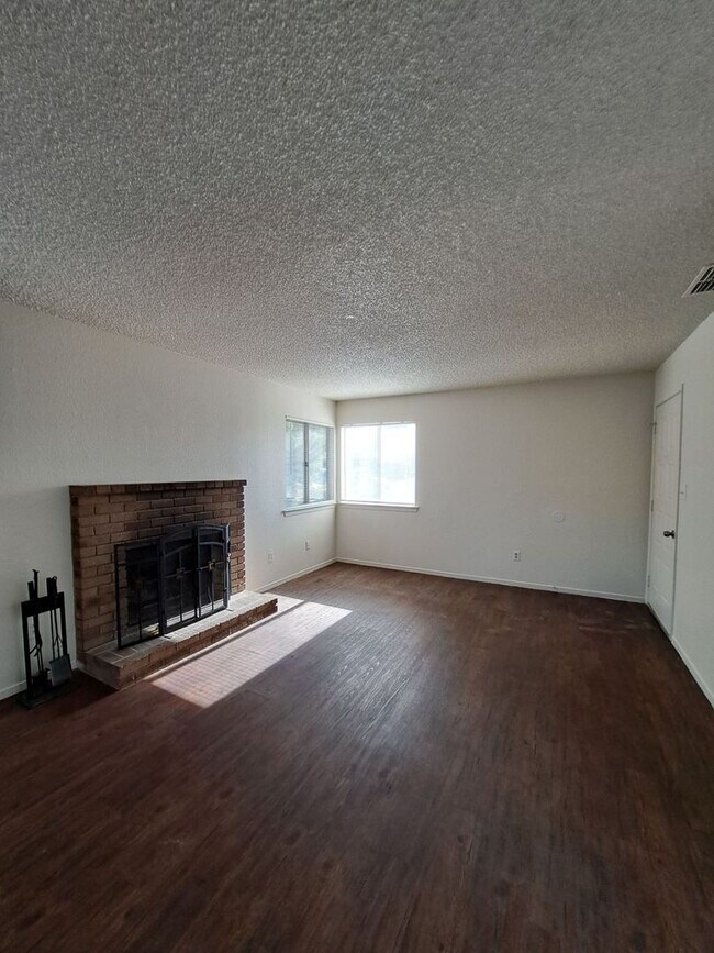 Building Photo - Central Unified District 3-bedroom 2-bathr...