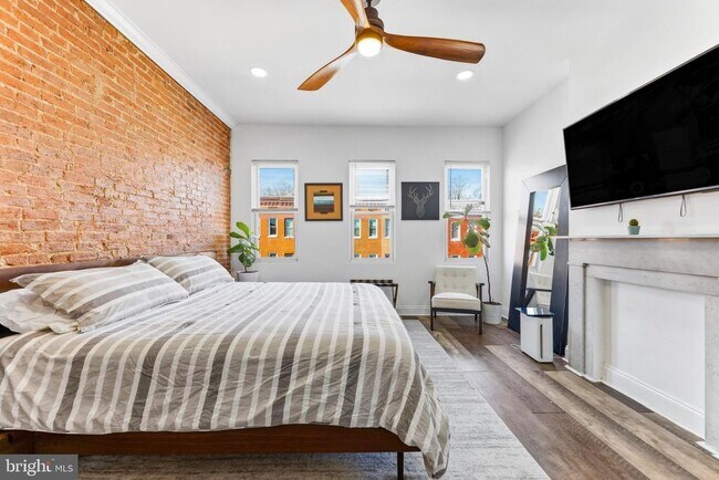 Building Photo - 737 Dolphin St