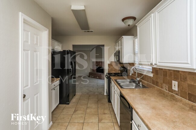 Building Photo - 312 Pin Oak Ln