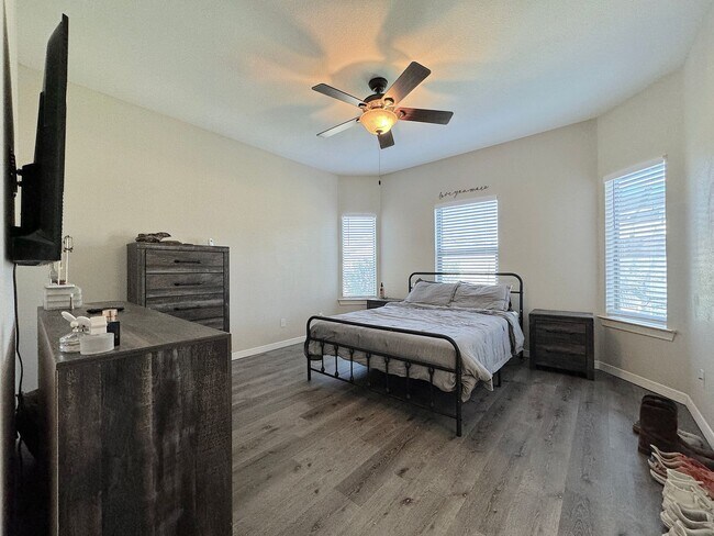 Building Photo - East El Paso 4 bed/ 2 Bath Refrig A/C Home