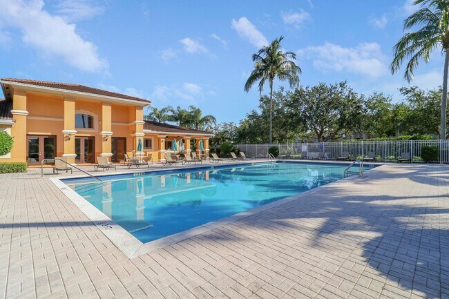 Building Photo - 161 SW Palm Dr