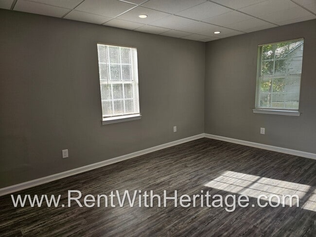 Building Photo - Gorgeous 5 bedroom/ 3 bath/ Upgrades Galor...