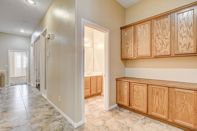 Building Photo - 4 Bedroom Single Story in Mountains Edge