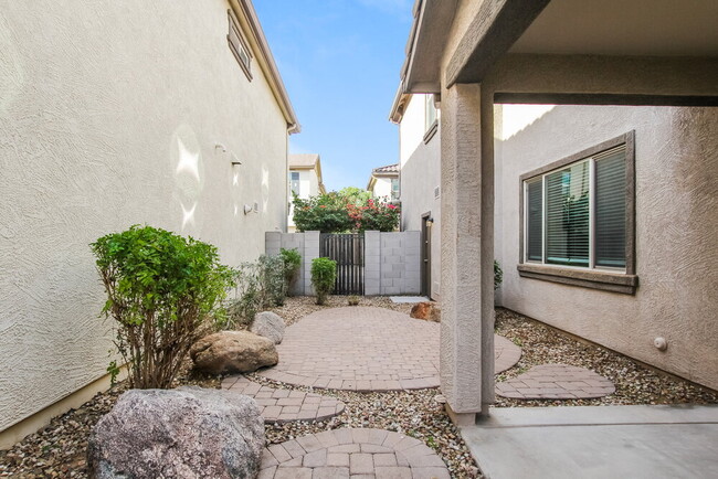 Building Photo - 16417 W Latham St