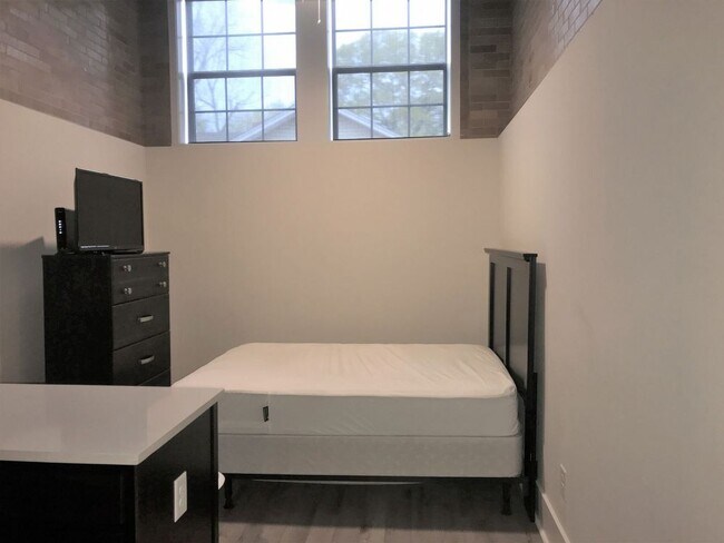 Building Photo - Luxury Location  Convenience