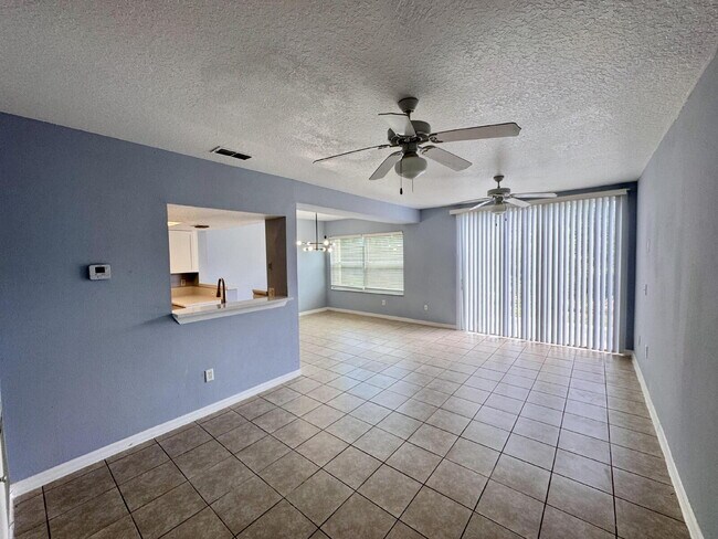 Building Photo - For Rent – Recently Renovated 3 Bed / 2 Ba...