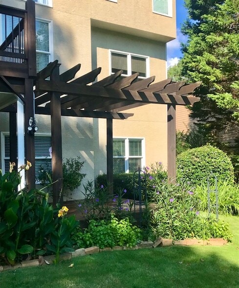 Private Pergola with deck - 407 Clubview Dr