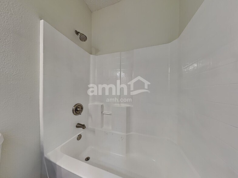 Building Photo - 116 Archwood Dr