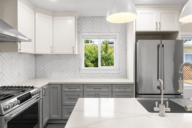 Building Photo - Beautiful Duplex In Highly Desirable San Rafael!