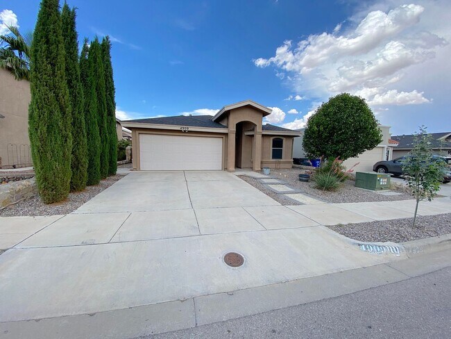 Primary Photo - Sandstone Ranch Estates - 4Bed /3bath Refr...