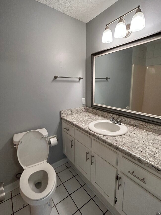 Building Photo - 4 bedroom duplex-East Ridge