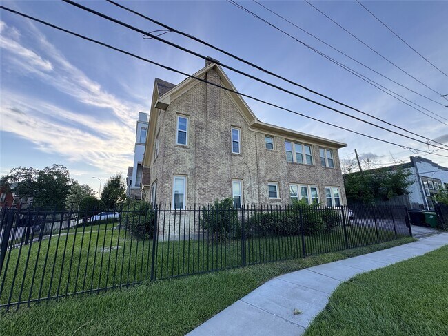 Building Photo - 302 W Saulnier St