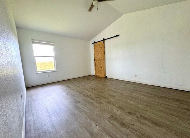 Building Photo - Like new!  3/2/2 Country Aire Estates