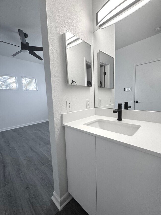 Building Photo - Remodeled 6 Bedroom in North Campus off Sp...