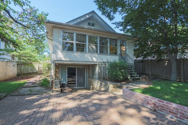 Building Photo - {4805}  Charming West Plaza Bungalow + Pri...