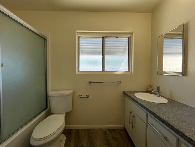 Building Photo - MOORPARK (14938) APT