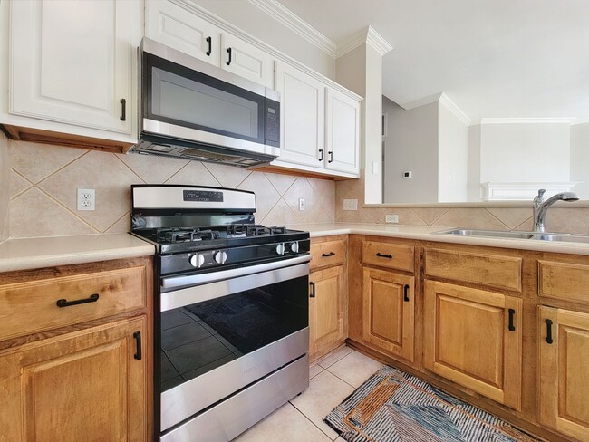 Building Photo - Beautiful Single Family - 4/BR 2.5/BA