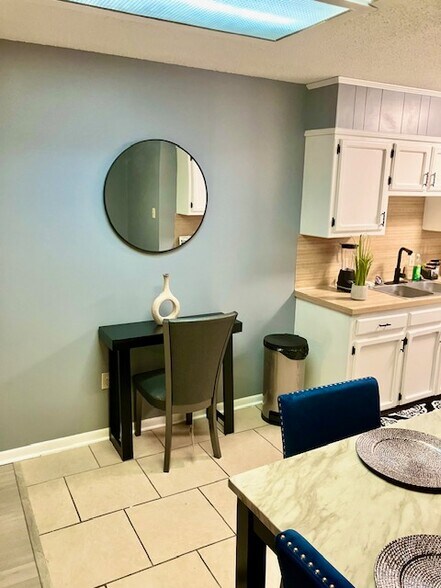 Building Photo - 2631 Manchester Dr