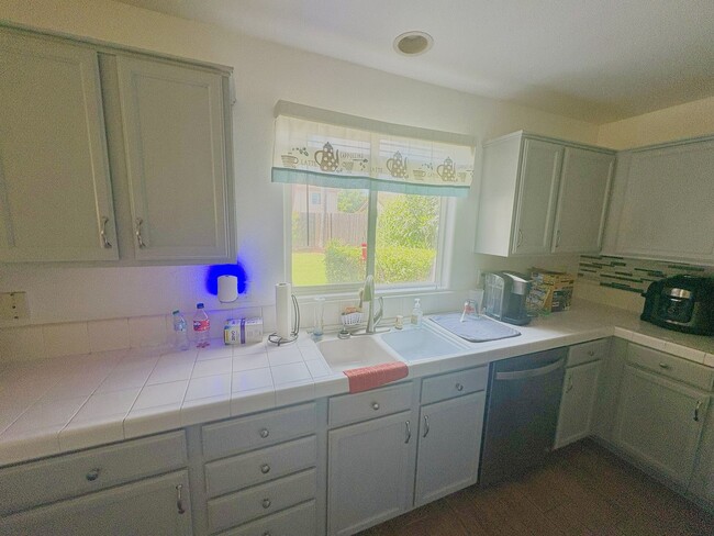 Building Photo - 10960 Woolwich Way