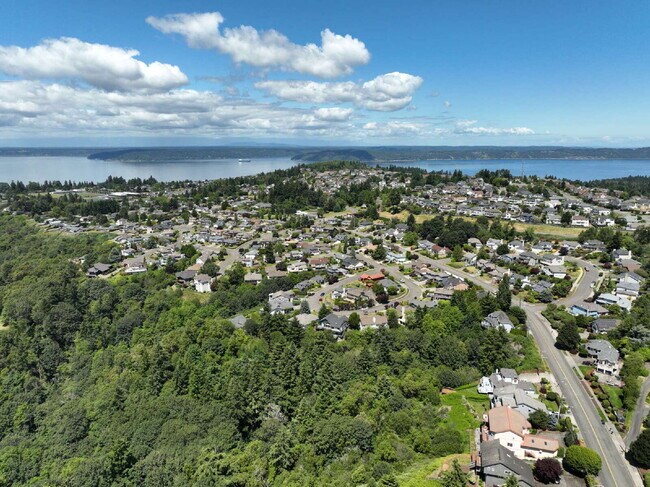 Building Photo - Sophisticated and Elegant home is located in Harbor Ridge at Browns Point. Spacious 4 bedroom, 4 ...