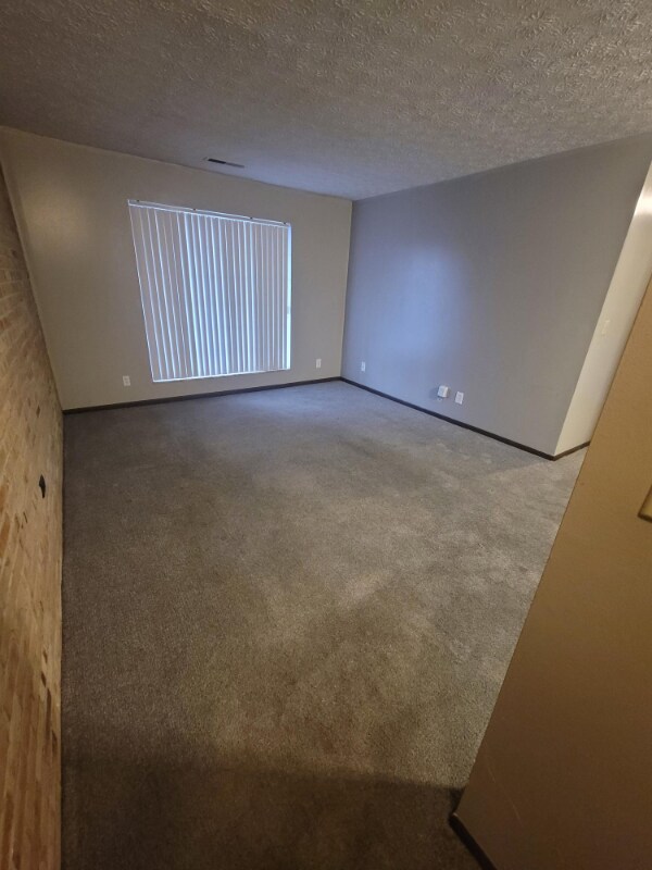 Building Photo - 1103 W Maple St