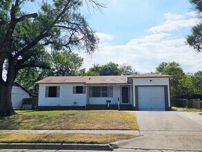 Building Photo - 3 BEDROOM AVAILABLE NOW!