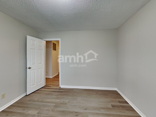 Building Photo - 5793 Amber Ln