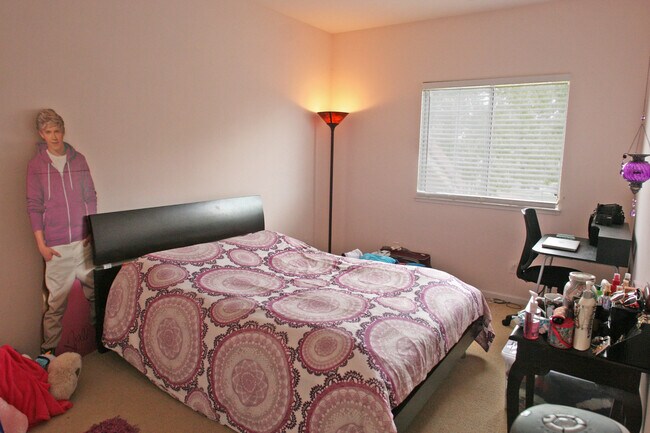 Building Photo - Newer Evergreen home faces neighborhood park - Great Evergreen schools