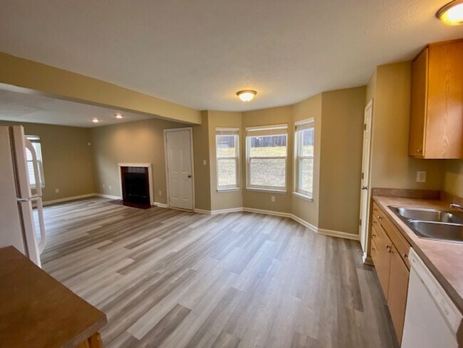 Building Photo - COMING SOON!! Stunning 4 Bedroom 2.5 Bathr...