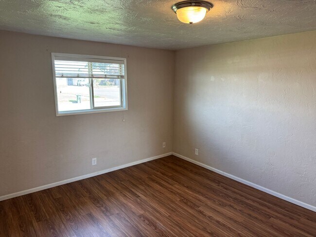 Building Photo - Updated 2 bed 1 bath duplex in Springfield!