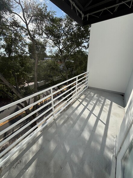 Building Photo - 4950 Bayshore Blvd
