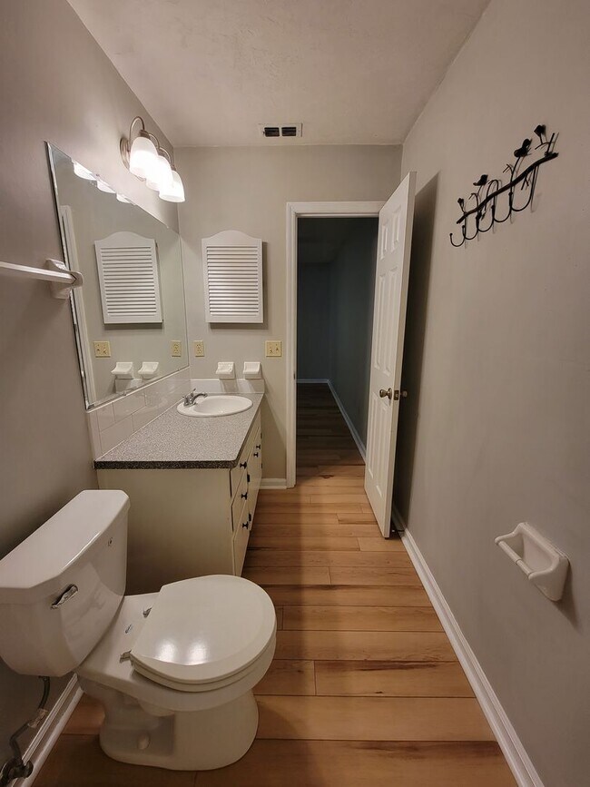 Building Photo - 2 bedroom/ 2 bath duplex for rent in NE Tallahassee, woodfloors, fenced back yard available Augus...