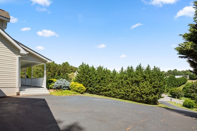 Building Photo - Lovely Two-Story Home in Weaverville