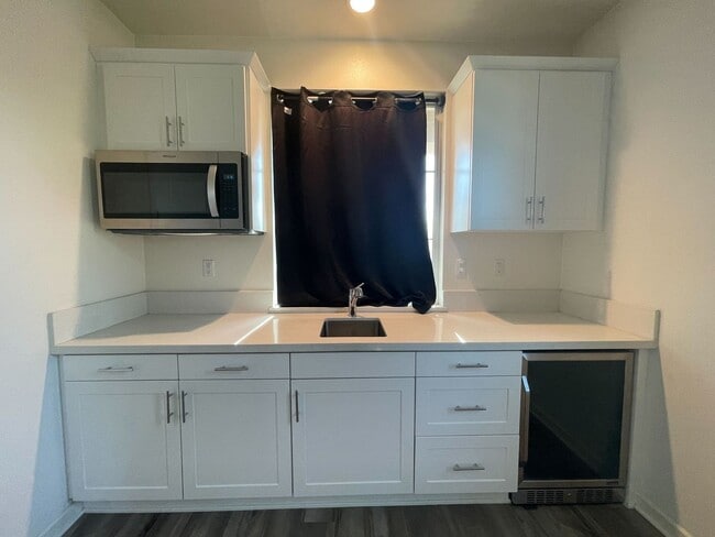 Building Photo - $1,000 Off 2nd Month’s Rent! 5-Bedroom Hom...