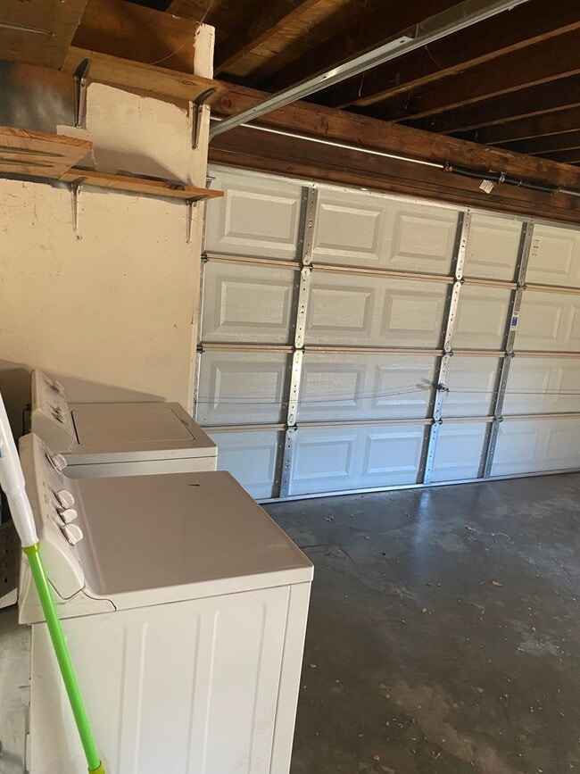 Building Photo - 3 Bedroom 2 Bath Home Close to Downtown and Shopping