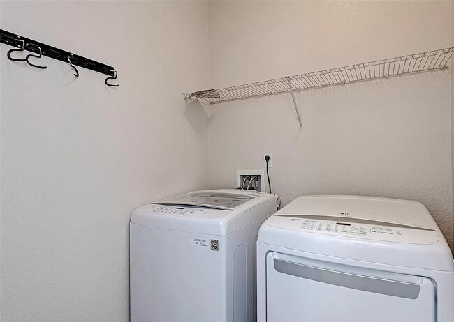 Building Photo - 9420 Loggia St