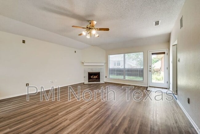 Building Photo - 8101 Hyde Park Dr