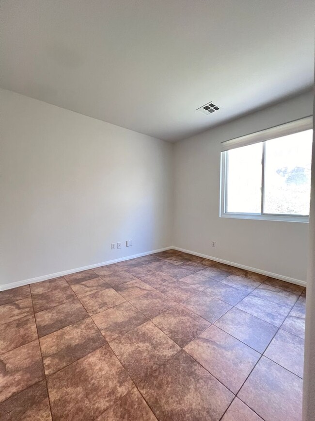 Building Photo - Stunning 4-Bed 3 Car Garage Gated Single S...