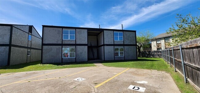 Building Photo - 806 Oran Cir